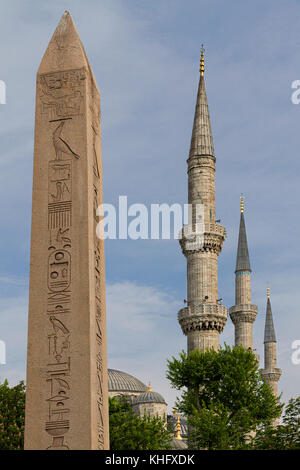 Obélisque égyptien et les minarets de la mosquée bleue à Istanbul, Turquie. Banque D'Images