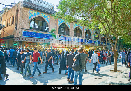 Téhéran, Iran - 11 octobre 2017 : le bondé et bruyant panzdah-e-khordad street alley et ombragé avec de nombreux étals de grand bazar, le 11 octobre en te Banque D'Images