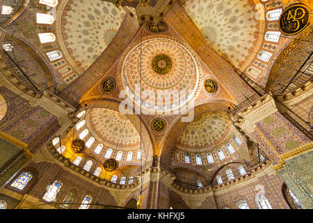 Dômes de la nouvelle mosquée connu aussi sous le nom de yeni cami, à partir de l'intérieur, à Istanbul, Turquie. Banque D'Images