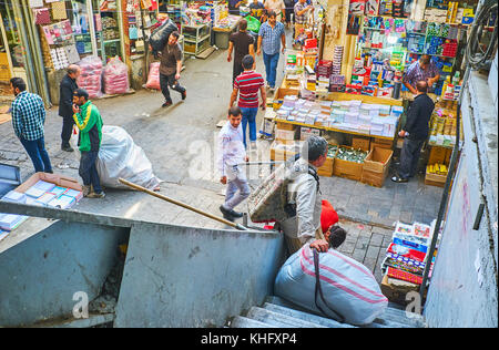 Téhéran, Iran - 11 octobre 2017 : le grand bazar est toujours plein de porteurs, le transport de marchandises entre les différents magasins, le 11 octobre à Téhéran. Banque D'Images