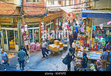 Téhéran, Iran - 11 octobre 2017 : le quotidien de l'activité commerciale dans la papeterie du grand bazar, de personnes visitent les magasins, porteurs portent le goo Banque D'Images