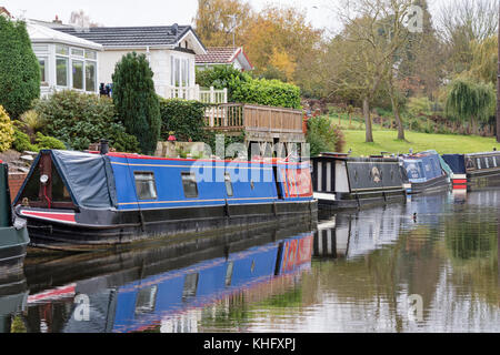 Bateaux amarrés sur le canal près de Worcestershire et Staffordshire Wolverley, Worcestershire, Angleterre, RU Banque D'Images