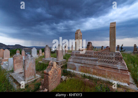 Ancien cimetière musulman en une journée de tempête à Mardin, Turquie. Banque D'Images