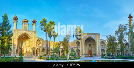 Téhéran, Iran - 11 octobre 2017 : la cour de l'époque médiévale de complexes sepahsalar (shahid motahari) mosquée et madrasa et portails décorés avec de riches Banque D'Images