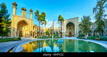 Téhéran, Iran - 11 octobre 2017 : panorama de sepahsalar (shahid motahari) mosquée et madrasa avec jardin paisible et surface de miroir de la fontaine, Banque D'Images