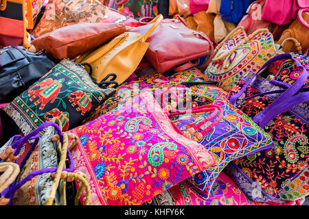 Gamme de sacs ethniques colorés sur le marché indien Banque D'Images