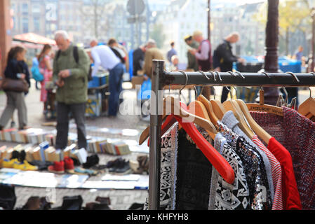 Le populaire marché aux puces de Waterlooplein, animé, à Amsterdam, aux Pays-Bas, en Europe du Nord Banque D'Images