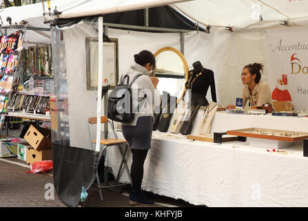 Un étal de bijoux sur le populaire marché aux puces de Waterlooplein, animé, à Amsterdam, aux Pays-Bas, en Europe du Nord Banque D'Images