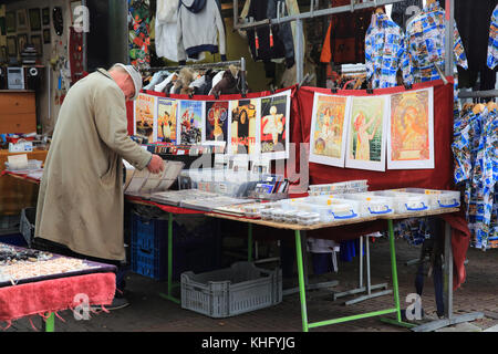 Blocage de bijoux sur le populaire marché aux puces de Waterlooplein, animé, à Amsterdam, aux Pays-Bas, en Europe du Nord Banque D'Images