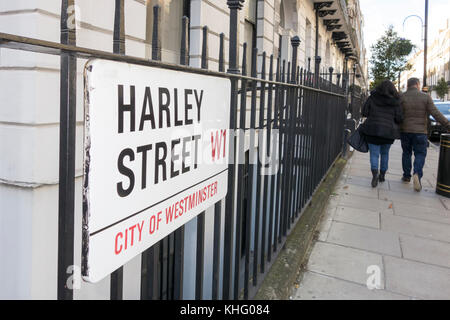 Un couple marchant dans le célèbre quartier de Harley Street, London, UK Banque D'Images