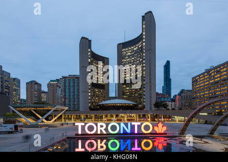 Toronto, Canada - oct 12, 2017 : toronto lumineux panneau au Nathan Phillips Square de Toronto, Canada Banque D'Images