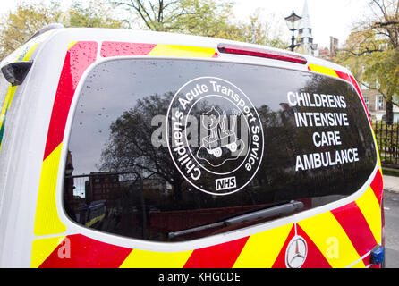 Ambulance de soins intensifs pour enfants garée près du célèbre Great Ormond Street Hospital, Londres, Royaume-Uni Banque D'Images