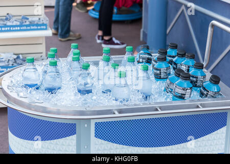 Bouteilles de boissons dans des cubes de glace Banque D'Images