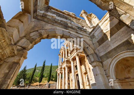 Architecture et arcades de la bibliothèque de Celsus romain dans les ruines d'Ephèse, en Turquie. Banque D'Images