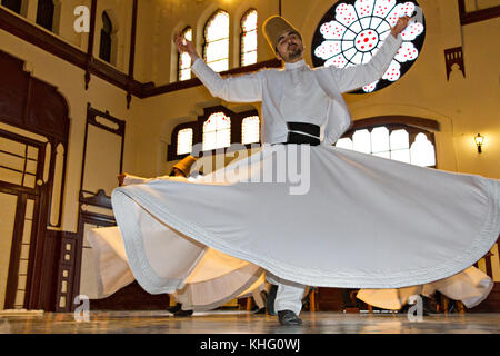 Dervish tourbillonnante lors du rituel tourbillonnant soufi connu sous le nom de Sema, à Istanbul, en Turquie Banque D'Images