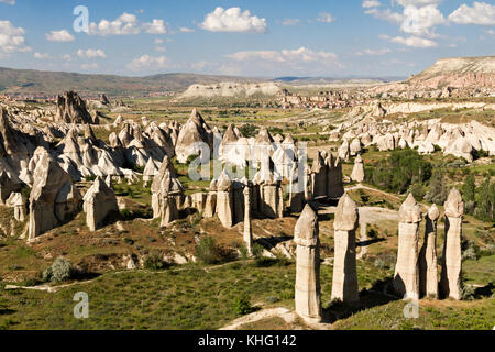Terrain extrême avec des cheminées de fées de Cappadoce et formations de roche volcanique, Cappadoce, Turquie. Banque D'Images