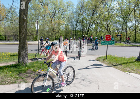 Les enfants âgés de 11 à l'ouest de franchissement de la rivière des Outaouais sur leur bicyclette, portant des casques et entrer dans le Midtown Greenway Trail. Minneapolis Minnesota mn usa Banque D'Images