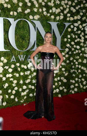 New York, NY - 11 juin : candice swanepoel assiste à la 71e tony awards annuels au Radio City Music Hall le 11 juin 2017 à new york city people : candice swanepoel transmission ref : mnc1 Banque D'Images