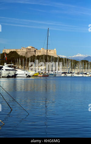 Port Vauban à Antibes (Côte d'azur) en hiver. en arrière-plan les Alpes du sud-est, au premier plan, les yachts de la Méditerranée Banque D'Images