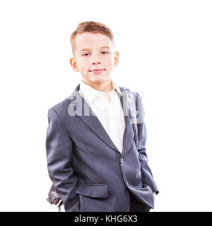 Jeune étudiant sérieux de l'école primaire isolé sur fond blanc. Calme et confiante en écolier costume avec sac à dos sur son épaule Banque D'Images