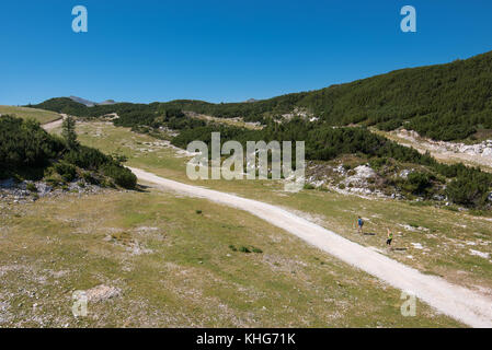 Vogel mountain, la Slovénie - 30 août 2017 : Vue aérienne de groupe non identifiables de les randonneurs à pied le long sentier à destination de voyage populaires Banque D'Images