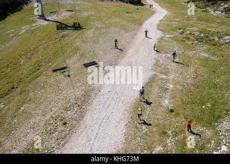 Vogel mountain, la Slovénie - 30 août 2017 : Vue aérienne de groupe non identifiables de les randonneurs à pied le long sentier à destination de voyage populaires Banque D'Images