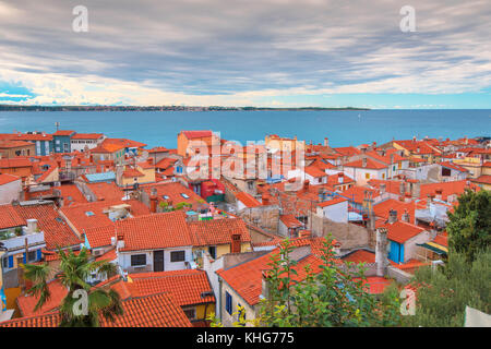 Piran, Slovénie - septembre 3, 2017 : piran toits aux beaux jours d'été. piran est le centre administratif de l'Istrie slovène et l'un de ses Banque D'Images