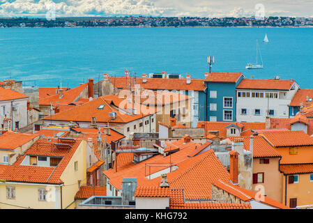 Piran, Slovénie - septembre 3, 2017 : piran toits aux beaux jours d'été. piran est le centre administratif de l'Istrie slovène et l'un de ses Banque D'Images