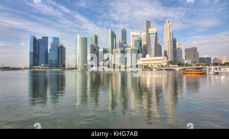 Vue panoramique sur les toits de Singapour et la vue des gratte-ciel du quartier des affaires de la Marina Bay à jour Banque D'Images