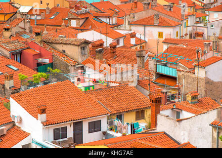 Piran, Slovénie - septembre 3, 2017 : piran toits aux beaux jours d'été. piran est le centre administratif de l'Istrie slovène et l'un de ses Banque D'Images