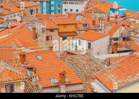 Piran, Slovénie - septembre 3, 2017 : piran toits aux beaux jours d'été. piran est le centre administratif de l'Istrie slovène et l'un de ses Banque D'Images