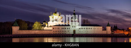 Vue panoramique sur le monastère Ipatiev illuminée le soir, Kostroma, Russie Banque D'Images