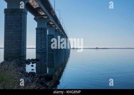 L'un des plus longs ponts d'Europes reliant l'île d'Öland à la ville de Kalmar Banque D'Images