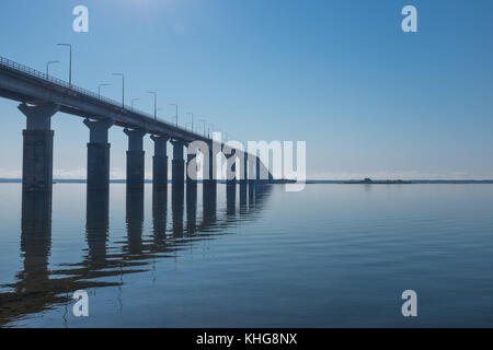 L'un des plus longs ponts d'Europes reliant l'île d'Öland à la ville de Kalmar Banque D'Images