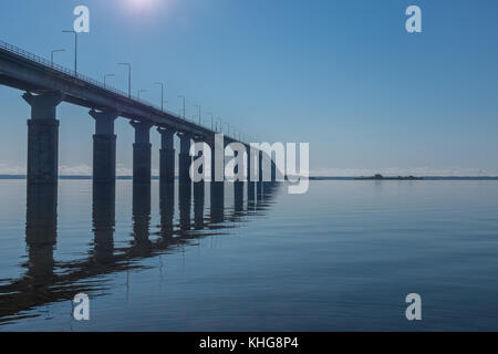 L'un des plus longs ponts d'Europes reliant l'île d'Öland à la ville de Kalmar Banque D'Images