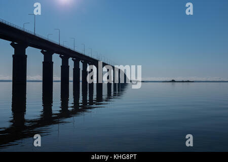 L'un des plus longs ponts d'Europes reliant l'île d'Öland à la ville de Kalmar Banque D'Images