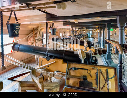 HMS Victory. Cannon sur le pont de la Victoire, le vaisseau amiral de Nelson à la bataille de Trafalgar, Portsmouth Historic Dockyard, Hampshire, England, UK Banque D'Images