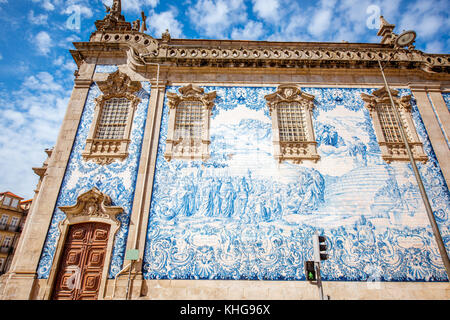 Vue sur l'église Façade mur avec célèbre poruguese azulejo carreaux bleu dans la ville de Porto au Portugal Banque D'Images