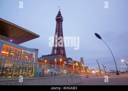 L'Angleterre, dans le Lancashire, Blackpool, promenade du front de mer avec tour au crépuscule. Banque D'Images