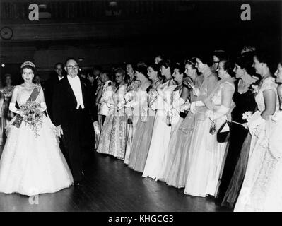 180359 1 La reine Elizabeth II et le maire de Brisbane au Royal Ball, Brisbane, 1954 Banque D'Images