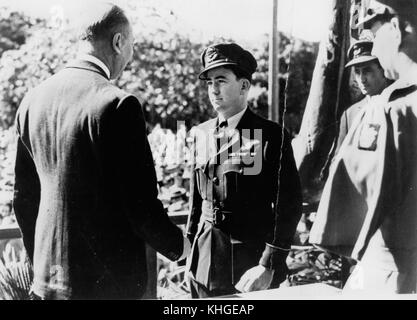 L'officier de bord Keith Noel Heilbronn est décoré par le gouverneur général, Henry, duc de Gloucester, en 1945. Cette image capture un moment de reconnaissance pour bravoure ou service pendant la première Guerre mondiale Banque D'Images