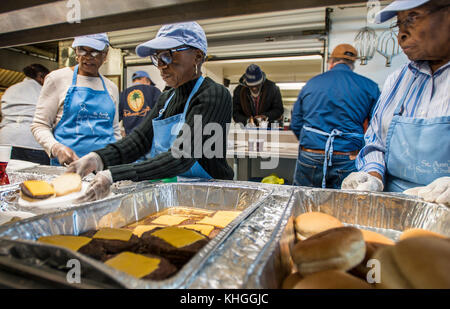 Roberta Brown (au centre), Géraldine (1870-1948) droit et d'autres bénévoles préparer et servir le déjeuner aux clients qui ont besoin d'un repas chaud, et sont venus à St Ann's Soup Kitchen, à Newark, New Jersey, le 20 janvier 2016. Ministère de l'Agriculture des États-Unis (USDA) Les aliments sont incorporés dans les repas, qui sont préparés et servis du lundi au jeudi et samedi. Banque D'Images