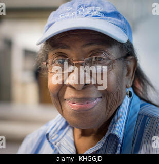 Geraldine Booker et autres bénévoles préparer et servir le déjeuner aux clients qui ont besoin d'un repas chaud, et sont venus à St Ann's Soup Kitchen, à Newark, New Jersey, le 20 janvier 2016. Ministère de l'Agriculture des États-Unis (USDA) Les aliments sont incorporés dans les repas, qui sont préparés et servis du lundi au jeudi et samedi. Banque D'Images
