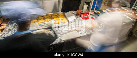 Les bénévoles sont une bur d'activité pour préparer repas chaud pour les clients ayant besoin d'un repas, et en sont venus à St Ann's Soup Kitchen, à Newark, New Jersey, le 20 janvier 2016. Ministère de l'Agriculture des États-Unis (USDA) Les aliments sont incorporés dans les repas, qui sont préparés et servis du lundi au jeudi et samedi. Banque D'Images