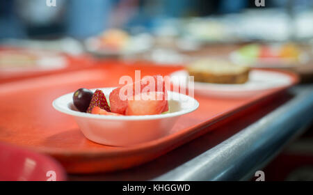 La station de l'un après l'autre, les bénévoles préparent et servent le déjeuner pour les clients ayant besoin d'un repas chaud, et sont venus à St Ann's Soup Kitchen, à Newark, New Jersey, le 20 janvier 2016. Ministère de l'Agriculture des États-Unis (USDA) Les aliments sont incorporés dans les repas, qui sont préparés et servis du lundi au jeudi et samedi. Banque D'Images