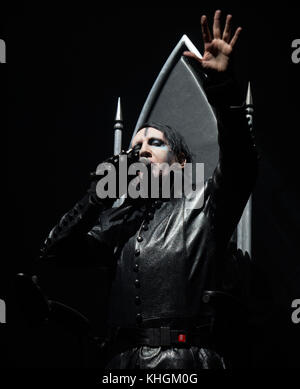 Hambourg, Allemagne. 16 novembre 2017. La musicienne américaine Marilyn Manson (Brian Hugh Warner) peut être vue sur scène à Hambourg, en Allemagne, le 16 novembre 2017. Crédit : Daniel Reinhardt/dpa/Alamy Live News Banque D'Images