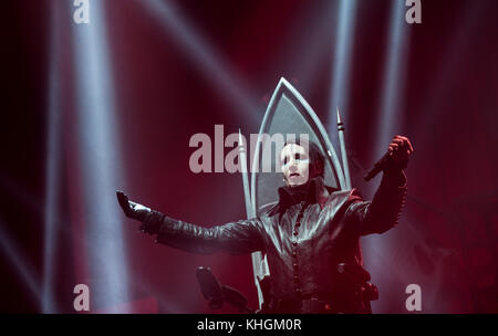 Hambourg, Allemagne. 16 novembre 2017. La musicienne américaine Marilyn Manson (Brian Hugh Warner) peut être vue sur scène à Hambourg, en Allemagne, le 16 novembre 2017. Crédit : Daniel Reinhardt/dpa/Alamy Live News Banque D'Images