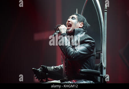 Hambourg, Allemagne. 16 novembre 2017. La musicienne américaine Marilyn Manson (Brian Hugh Warner) peut être vue sur scène à Hambourg, en Allemagne, le 16 novembre 2017. Crédit : Daniel Reinhardt/dpa/Alamy Live News Banque D'Images