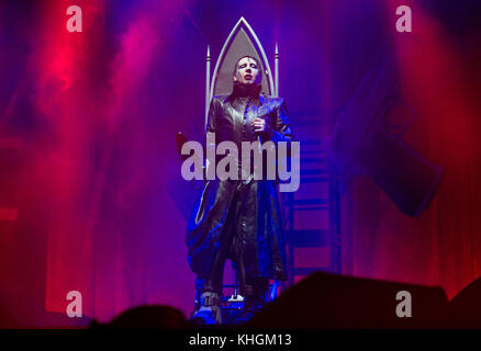 Hambourg, Allemagne. 16 novembre 2017. La musicienne américaine Marilyn Manson (Brian Hugh Warner) peut être vue sur scène à Hambourg, en Allemagne, le 16 novembre 2017. Crédit : Daniel Reinhardt/dpa/Alamy Live News Banque D'Images