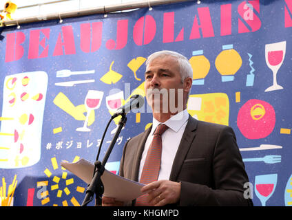 Tokyo, Japon. 16 novembre 2017. Jean-Marc Lafont, président d'Inter Beaujolais, prononce un discours à l'ouverture du festival Beaujolais Maturi alors que l'embargo sur le vin français a été levé à minuit à Tokyo le jeudi 16 novembre 2017. Crédit : Yoshio Tsunoda/AFLO/Alamy Live News Banque D'Images